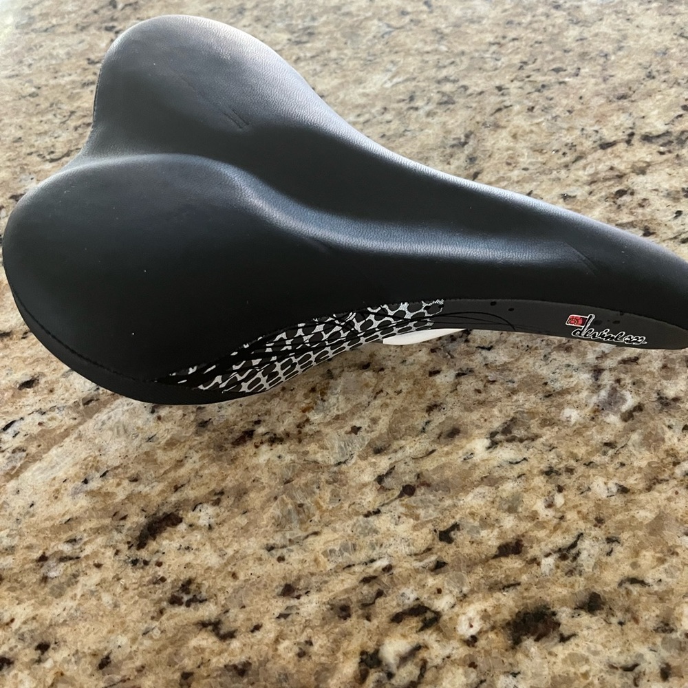 NWOT Devine bike saddle